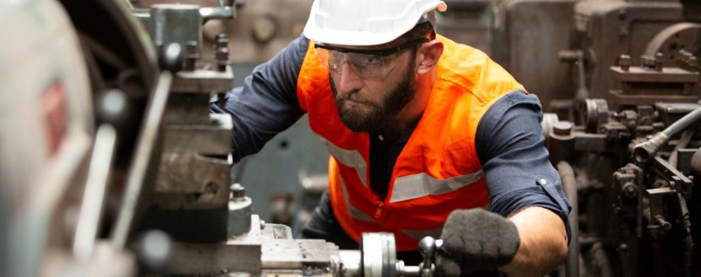 homem trabalhando em uma industria